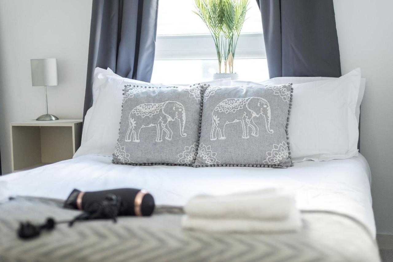 Modern Spacious 3 Bedroom City Centre Apartment - Free Parking - Private Balcony Edinburgh Luaran gambar