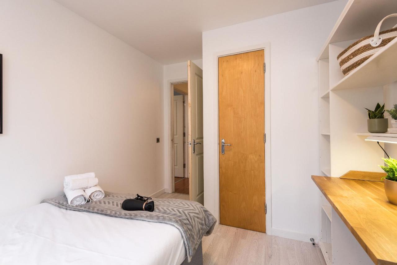 Modern Spacious 3 Bedroom City Centre Apartment - Free Parking - Private Balcony Edinburgh Luaran gambar