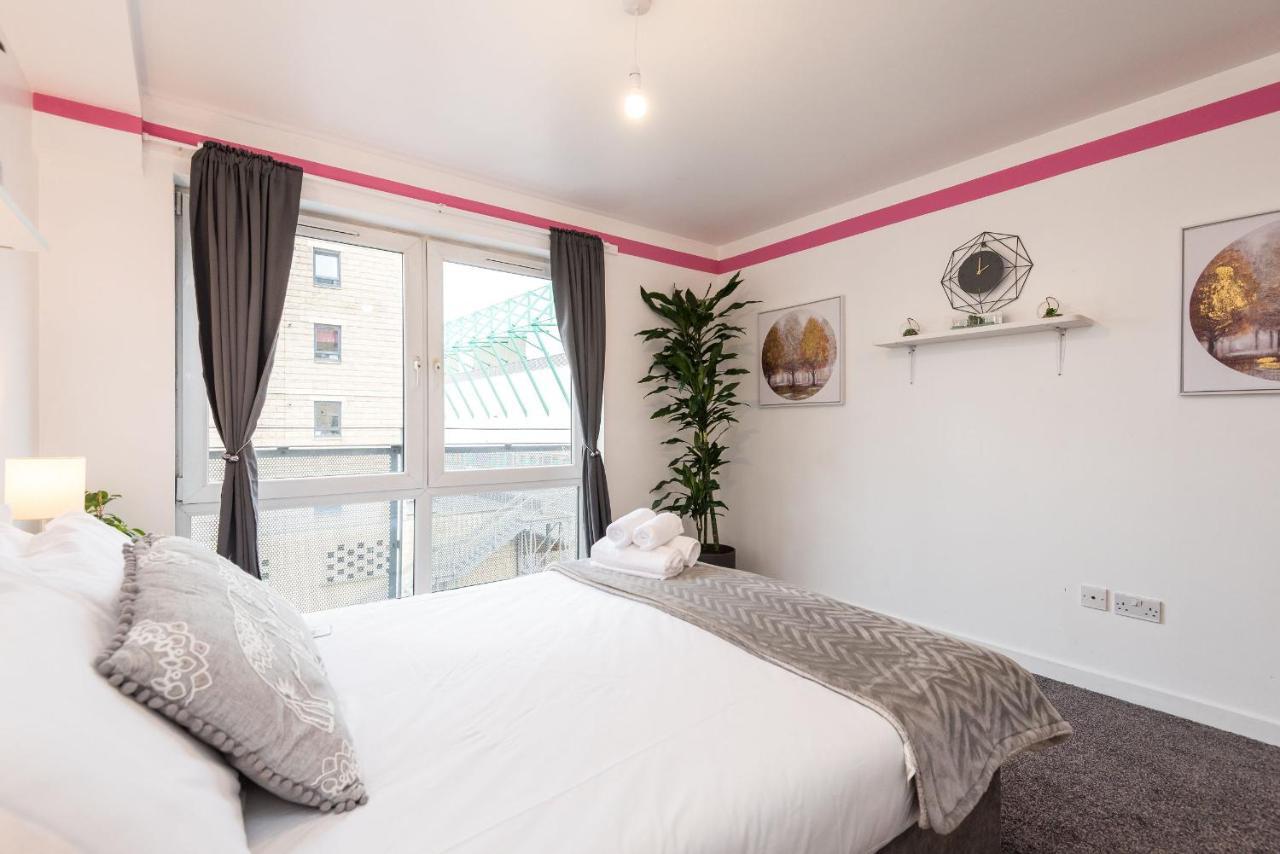 Modern Spacious 3 Bedroom City Centre Apartment - Free Parking - Private Balcony Edinburgh Luaran gambar