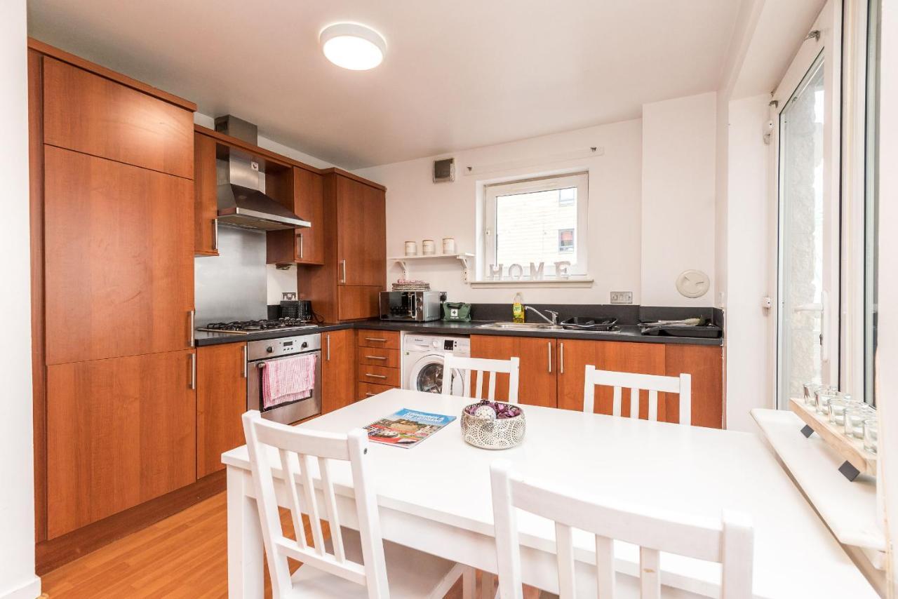 Modern Spacious 3 Bedroom City Centre Apartment - Free Parking - Private Balcony Edinburgh Luaran gambar